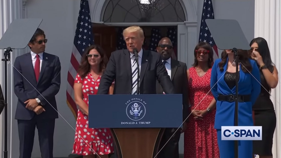 Trump nekimegy a techcenzúrának: beperli az őt kitiltó Google-t, Facebookot és Twittert