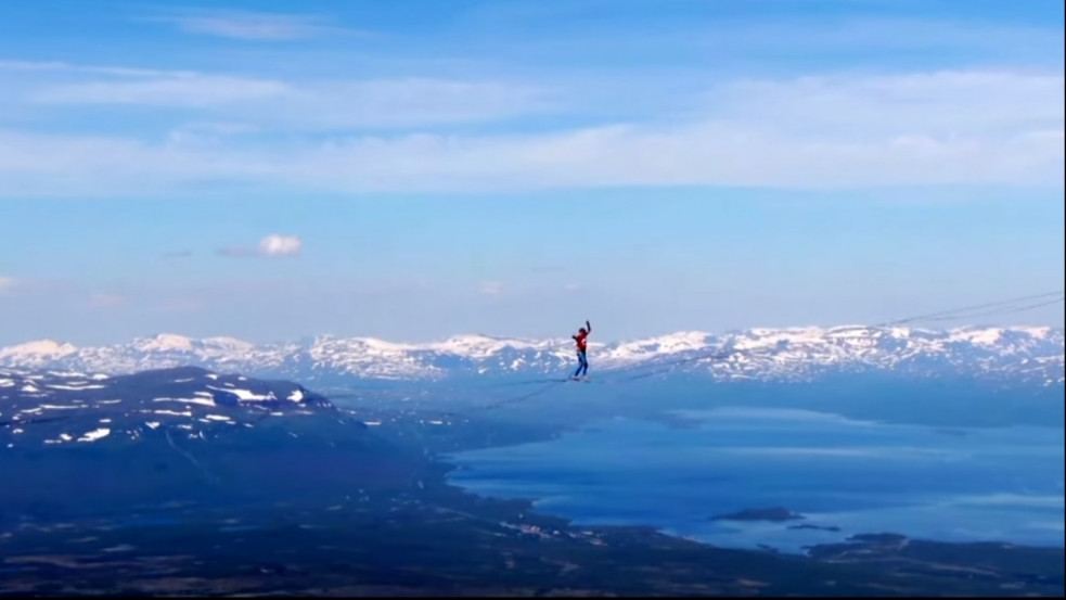 Lélegzetelállító lappföldi völgy felett döntötték meg a kötélegyensúlyozás távolsági világrekordját