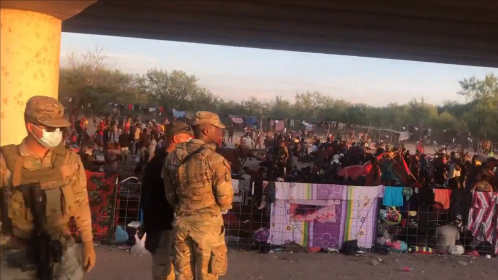 Több mint 10 ezer bevándorlót zsúfolt egy híd alá a Biden-kormány - felvétel