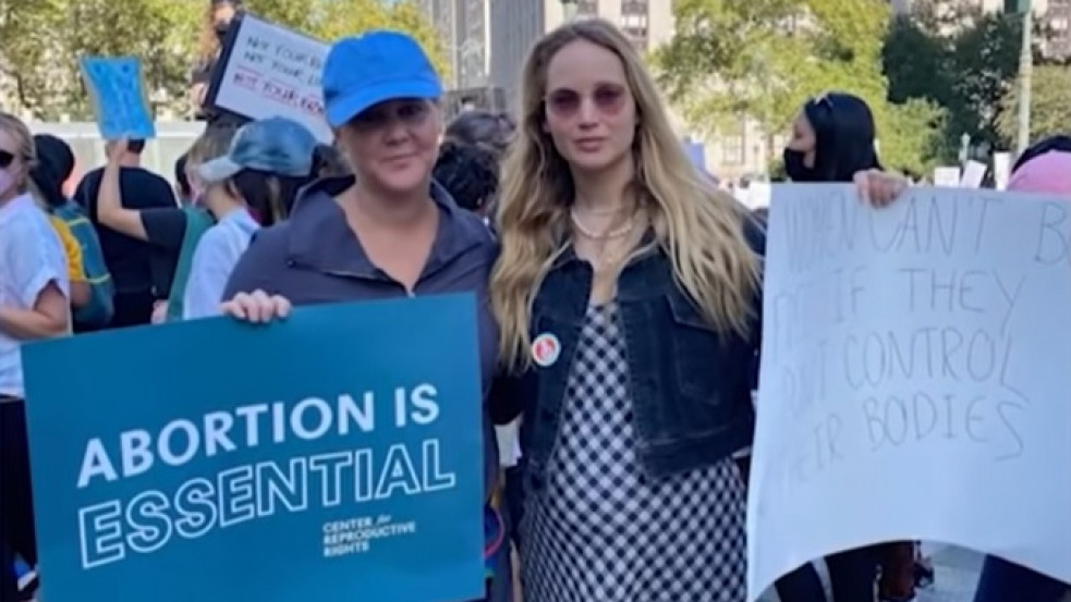 Várandósan tüntetett az abortuszjogokért Jennifer Lawrence