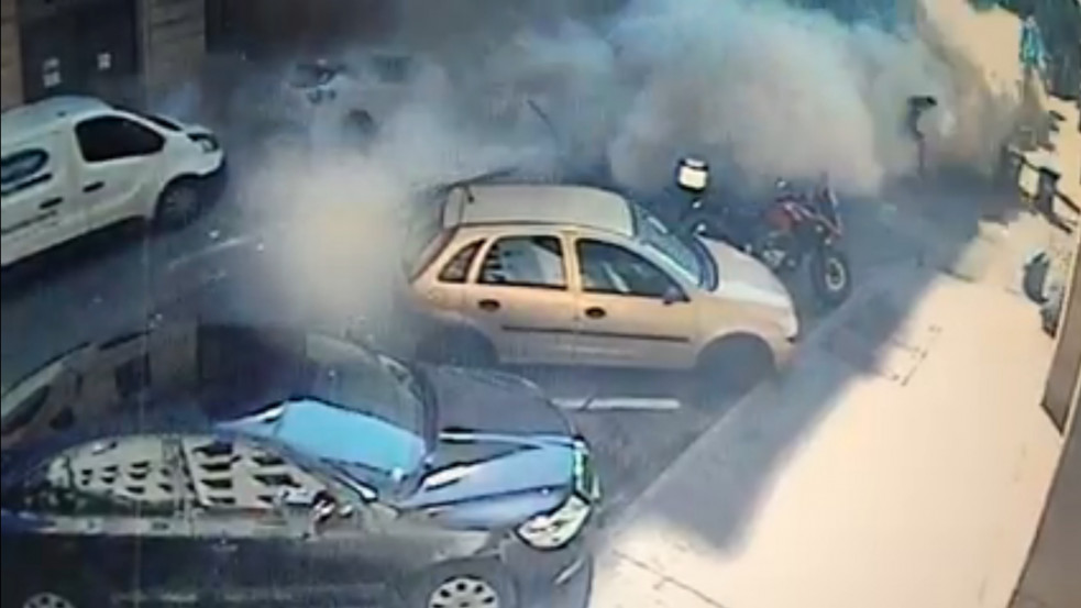 Videón, ahogy rászakad a járókelőkre a belvárosi tetőszerkezet (18+)