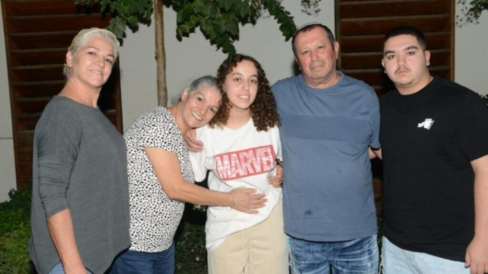 Kiszabadítottak egy izraeli katonalányt, már a családjánál van