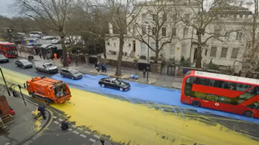 Videó: hatalmas ukrán zászlót festettek aktivisták a londoni orosz nagykövetség elé