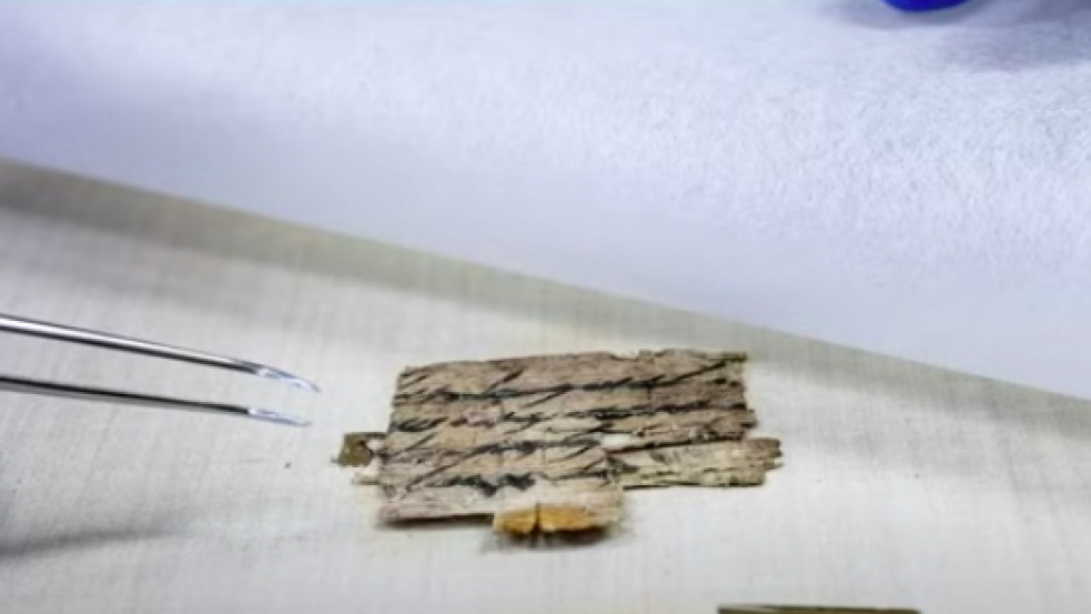 Szenzációs felfedezés: kalandos úton került az USA-ba az első templom korából származó papirusztöredék