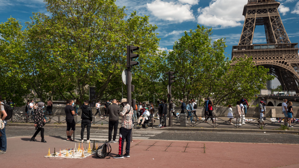 Franciaországban elkezdik feloldani a korlátozásokat – de nem mindenki örülhet