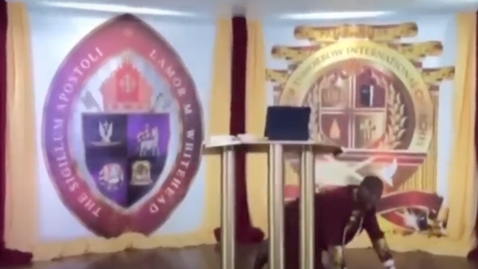 Videó: Prédikáció közben rontottak rá fegyveresek a New York-i lelkészre