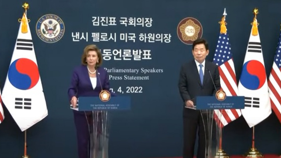 Észak-Korea atommentesítésének támogatására tett ígéretet Nancy Pelosi 