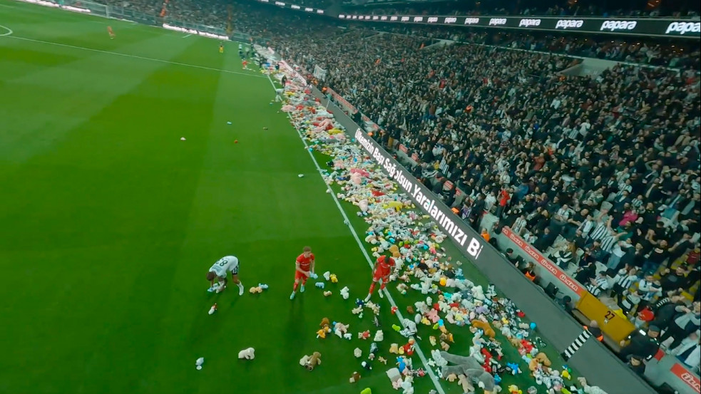 Videó: több ezer plüssmacit dobtak török fociszurkolók a pályára és Erdogan lemondását követelték
