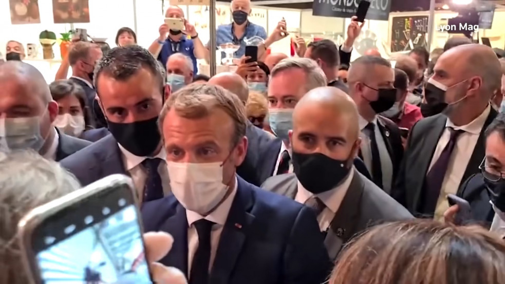 Tojással dobták meg Macront, nem ez az első eset - videó