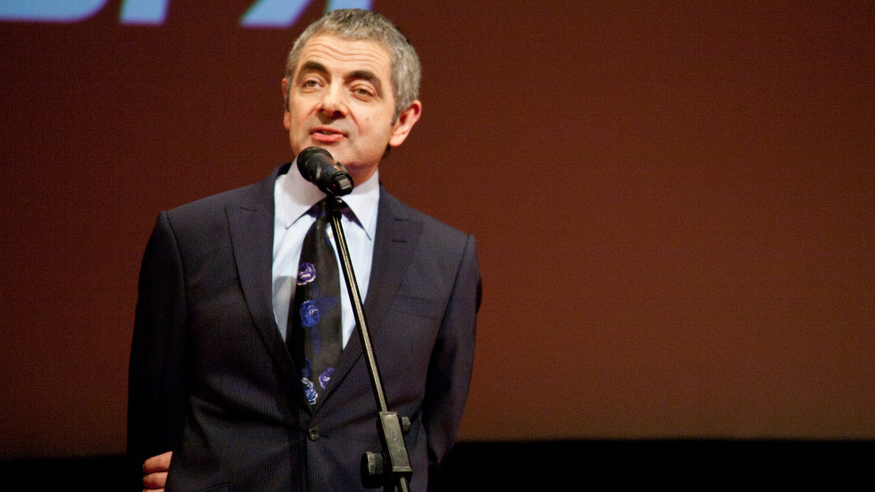 Rowan Atkinson: egy szabad társadalomban bármivel lehet viccelni