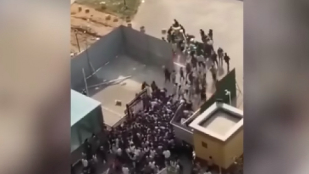 Videó: a kerítésen átmászva menekültek a covid-lezárás elől a kínai iPhone-üzem dolgozói