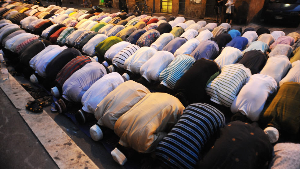 Mégis zenghet a müezzin: mostantól hangszórón keresztül hívják imára a muszlimokat Kölnben
