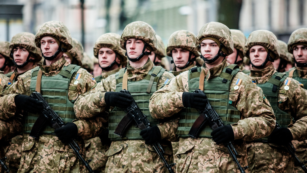 Akár már hétfőn is támadhat Moszkva: TV-műsorokban ijesztget Washington, hiába cáfolja a Kreml