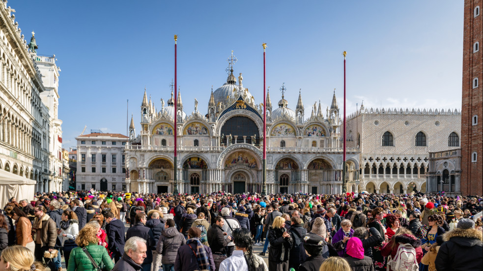 Nem győzik a turistaáradatot: fizetős lesz Velencébe látogatni