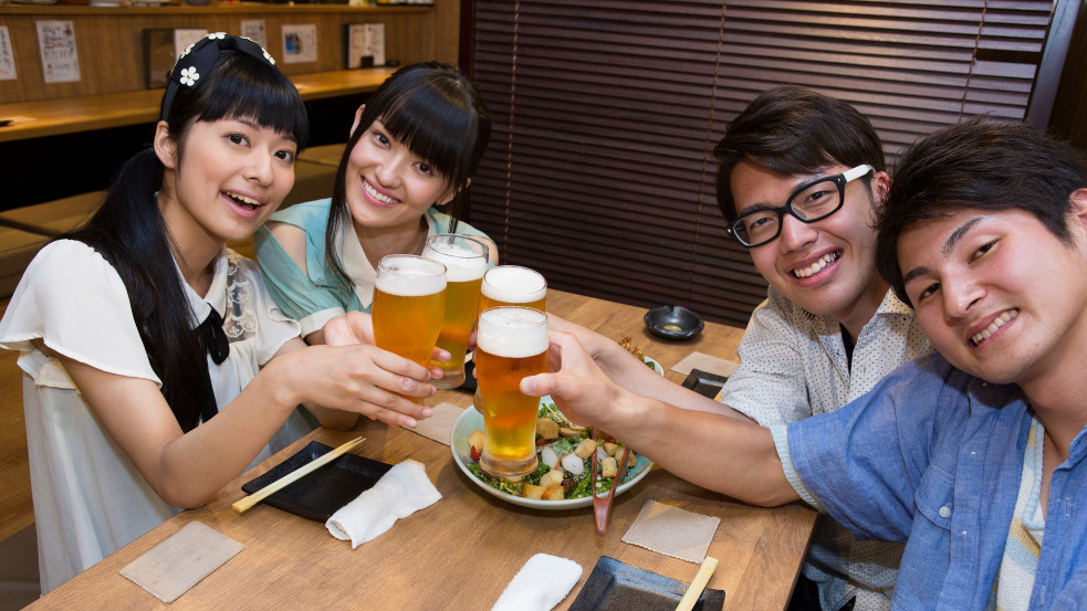 Arra bíztatja a japán fiatalokat a kormány, hogy igyanak több alkoholt