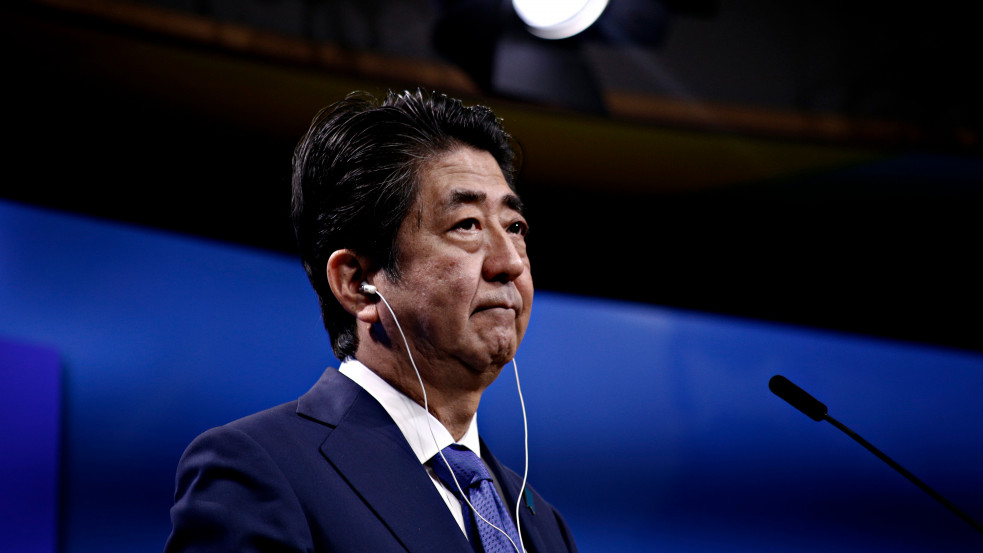 Meghalt a kampányrendezvényen meglőtt volt japán miniszterelnök, Abe Sindzó