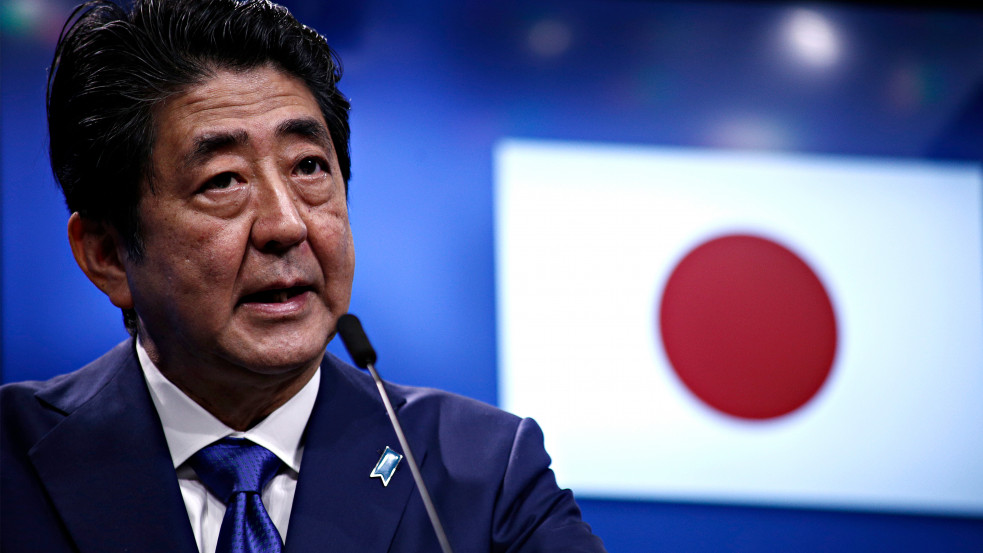 Élet-halál között a meglőtt volt japán miniszterelnök, Abe Sindzó