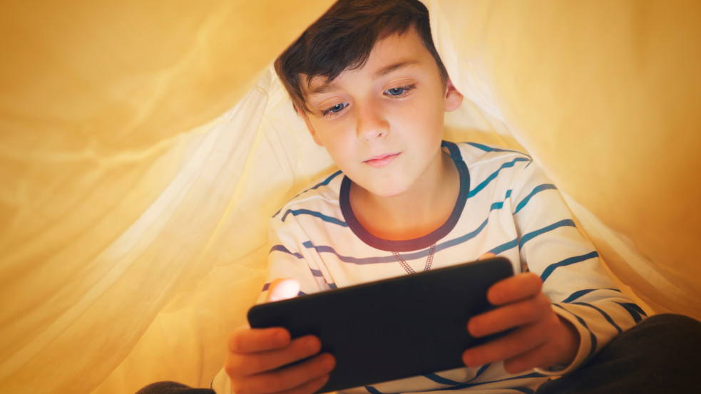 Kutatás: a magyar gyerekek nyolcéves korukra gyakorlatilag korlátok nélkül netezhetnek a telefonjaikon 