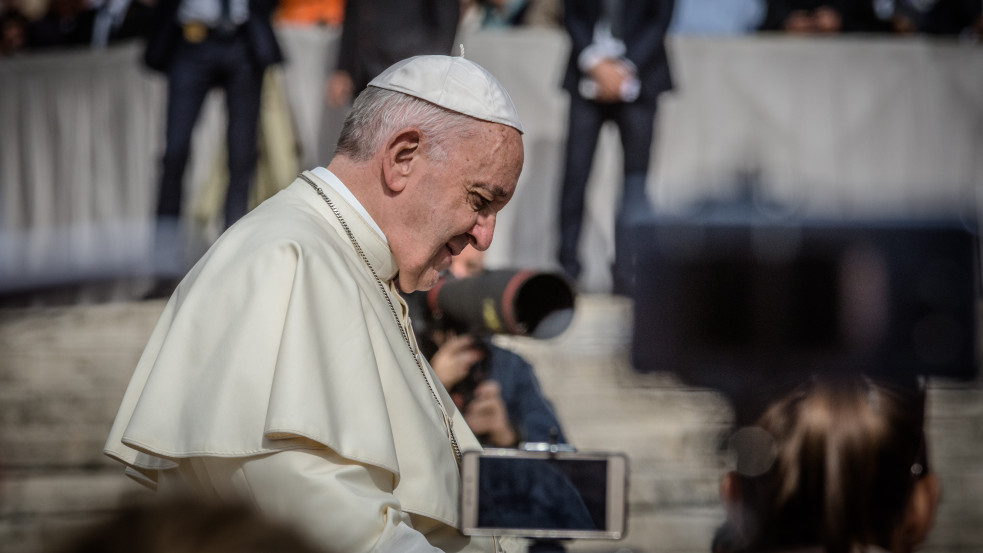 Ferenc pápa első alkalommal használt kerekesszéket egy vatikáni találkozón