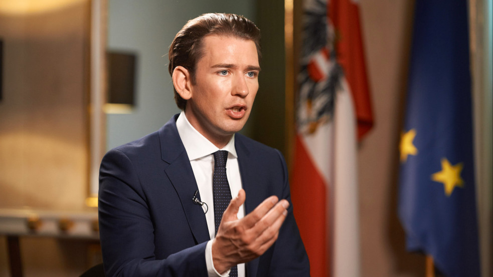 Tagadja az osztrák kancellár, hogy házkutatásokat rendelt volna el bizalmi embereivel szemben