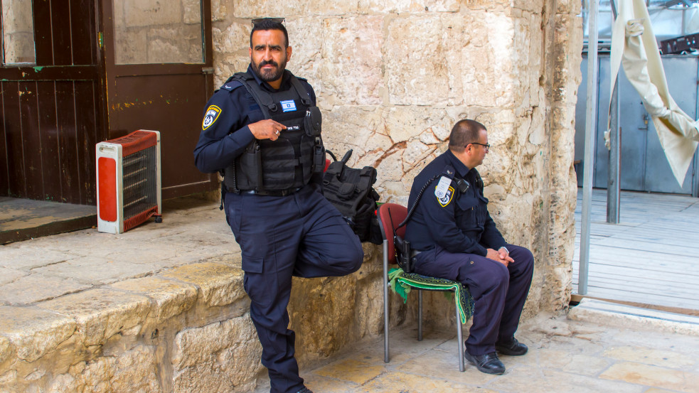 Nem mert a terroristára lőni az izraeli biztonsági őr, ezért három ember vesztette életét az ámokfutásban