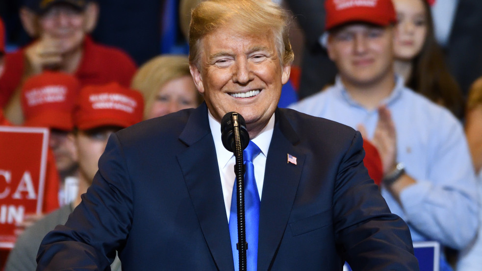 Trump állítólag nevetésben tört ki, amikor megtudta, homoszexuális lehet az új iráni ajatollah