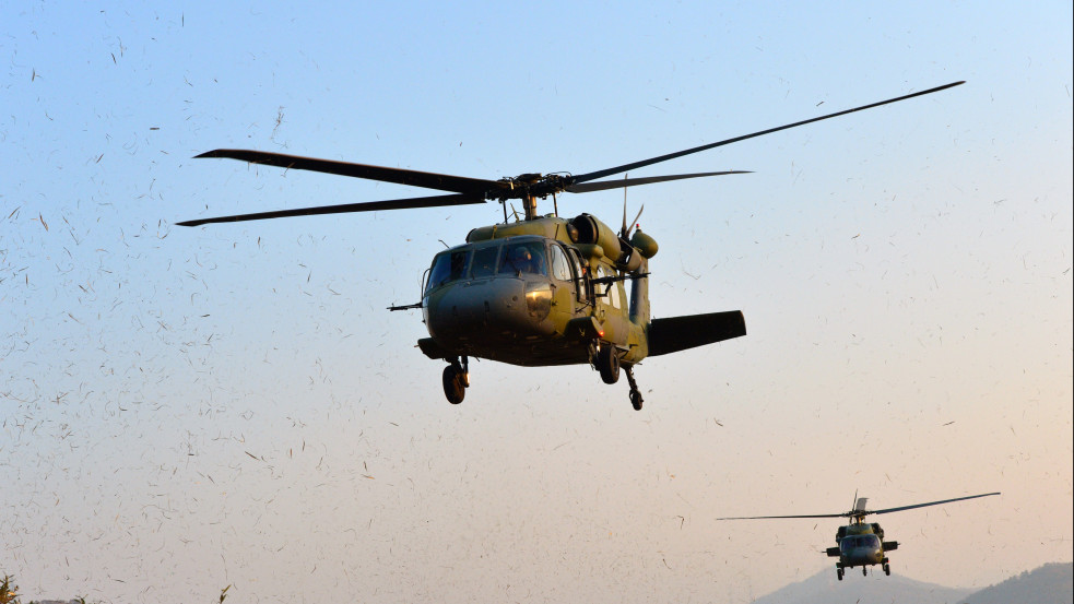 Behatolt a lengyel légtérbe két fehérorosz helikopter - Varsó bekérette a belarusz nagykövetség vezetőjét