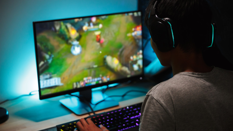 Heti három órára korlátozták a kiskorúak online játékidejét Kínában 