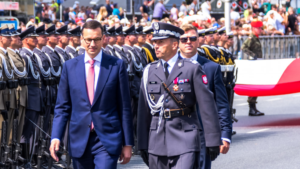 Morawiecki: orosz támadás esetén 40 millió lengyel kész fegyverrel védeni hazáját