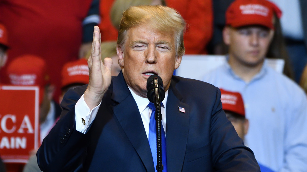 Trump: egyetlen tanárnak sem kellene megengedni, hogy transzneműséget tanítson a gyermekeinknek