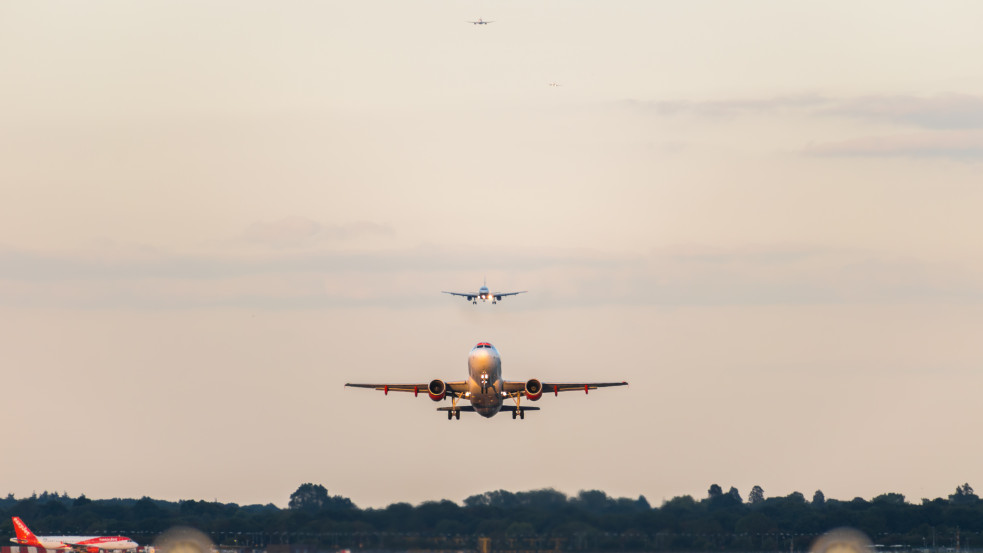 Következetlen és aránytalan intézkedésekkel korlátozta a külföldi utazásokat a brit kormány