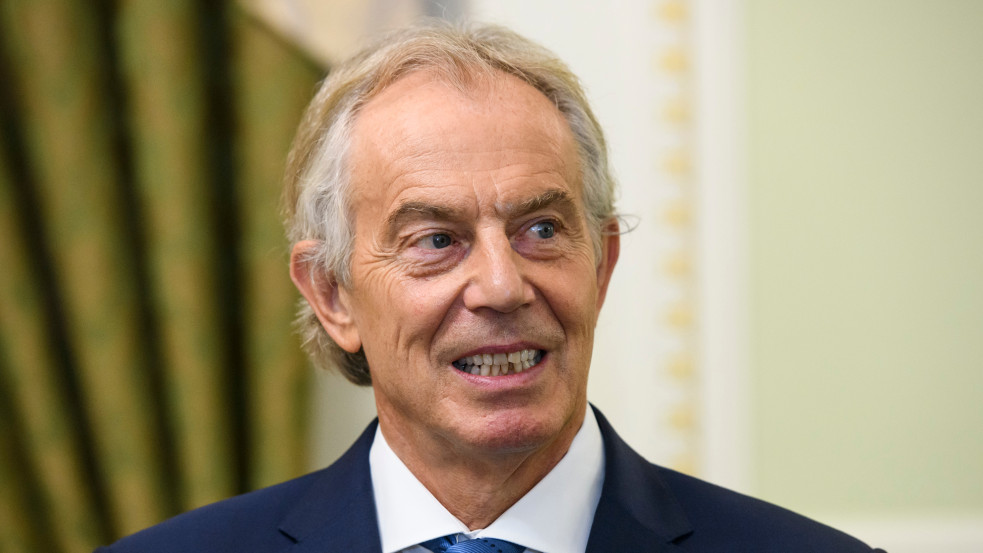 Több százezren tiltakoznak Tony Blair lovagi címe ellen