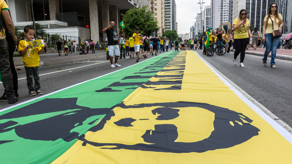 Tömeges emberöléssel vádolnák meg Bolsonarót, amiért „szabad utat engedett” a koronavírusnak Brazíliában