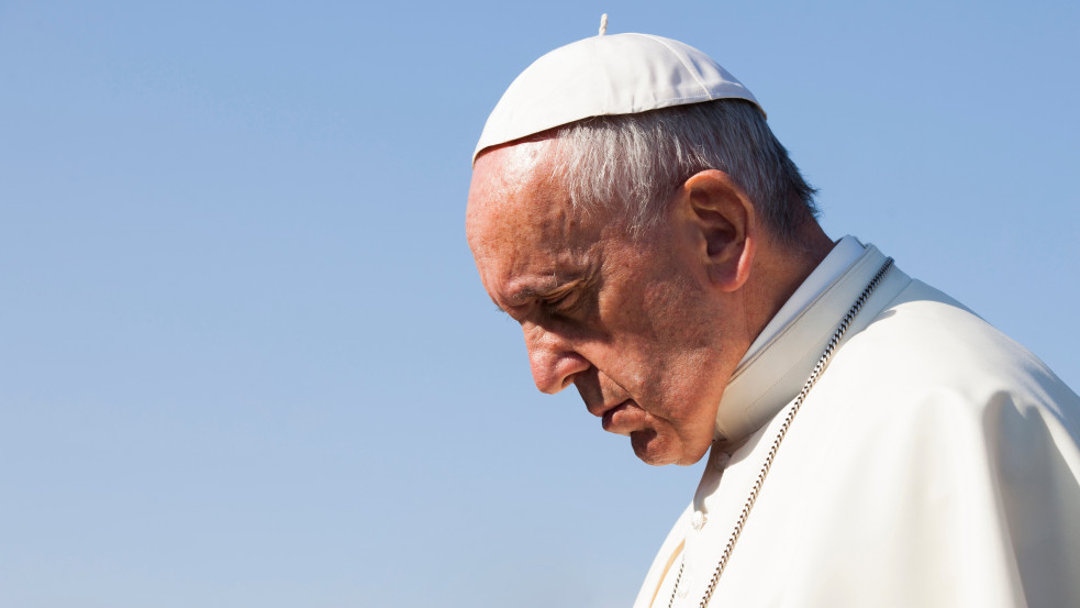 „Az ördög onnan hatol be” – Ferenc pápa elismerte, hogy papok és apácák életében is ott van az online pornó