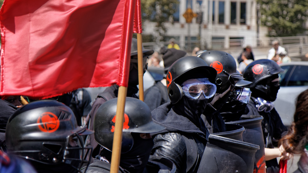 Trump terrorszervezetnek minősítette a szélsőbaloldali Antifa mozgalmat
