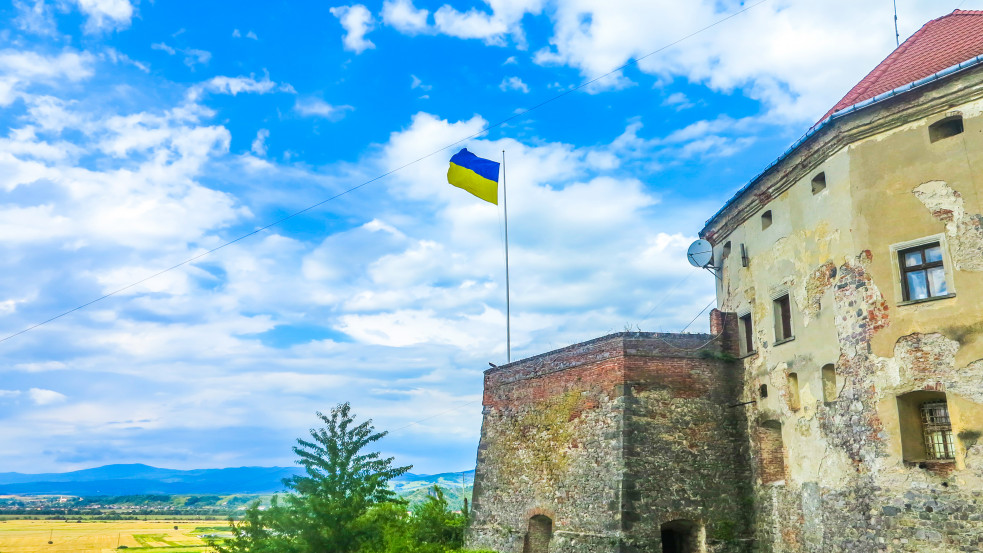 Felszólítás: Ukrán címerre kell cserélni a turulmadarat a munkácsi várban
