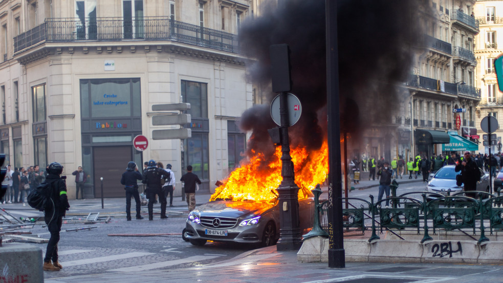 (18+) Videó: zavargások törtek ki Párizs közelében, miután egy rendőr lelőtt egy tinit