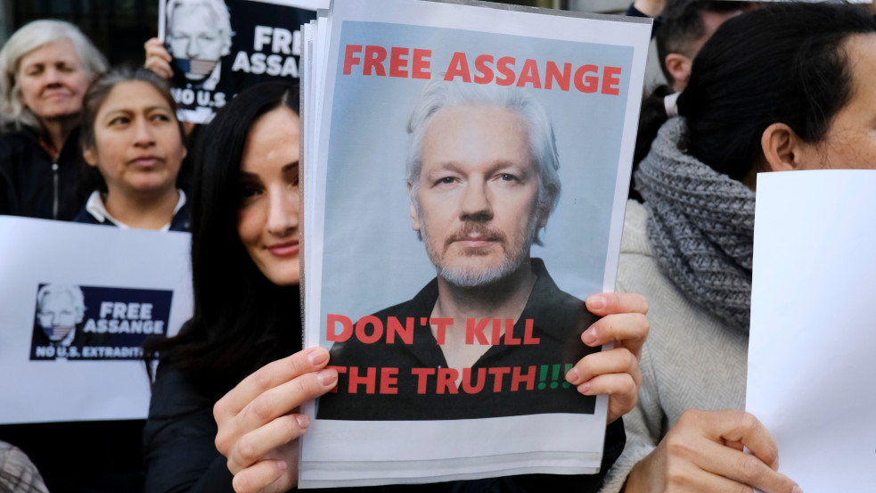 Elrendelte Julian Assange amerikai kiadatását egy londoni bíróság