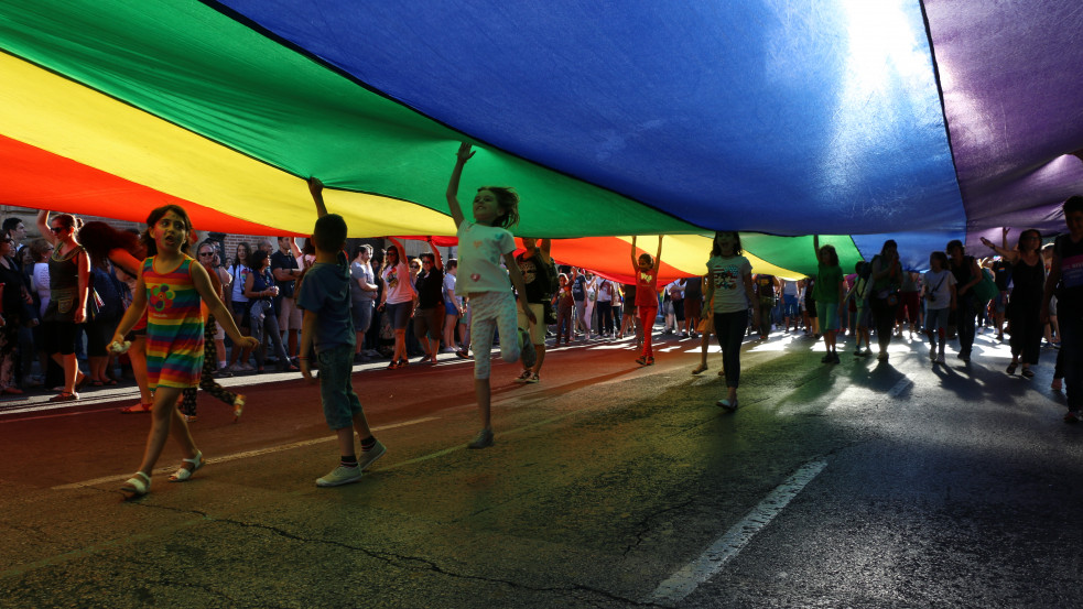 Döntött az Alkotmánybíróság: a gyermekek nemváltó kezeléseiről is kérdezhet a kormány a népszavazáson