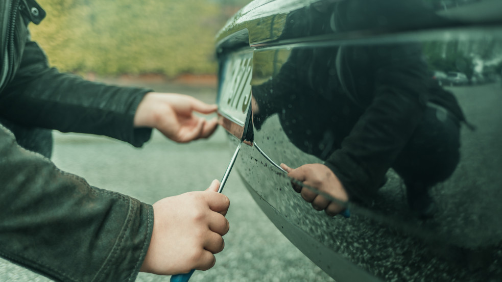 Néhol már lopják a magyar rendszámtáblákat, csak hogy olcsón tankolhassanak