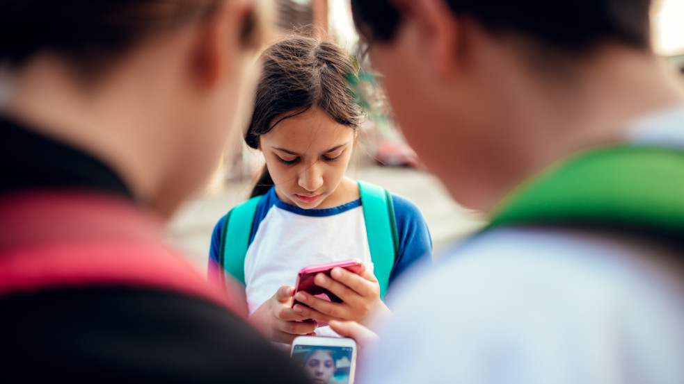 Veszélyes az okostelefon 12 év alatt: depressziót, alvászavarokat és elhízást okozhat 