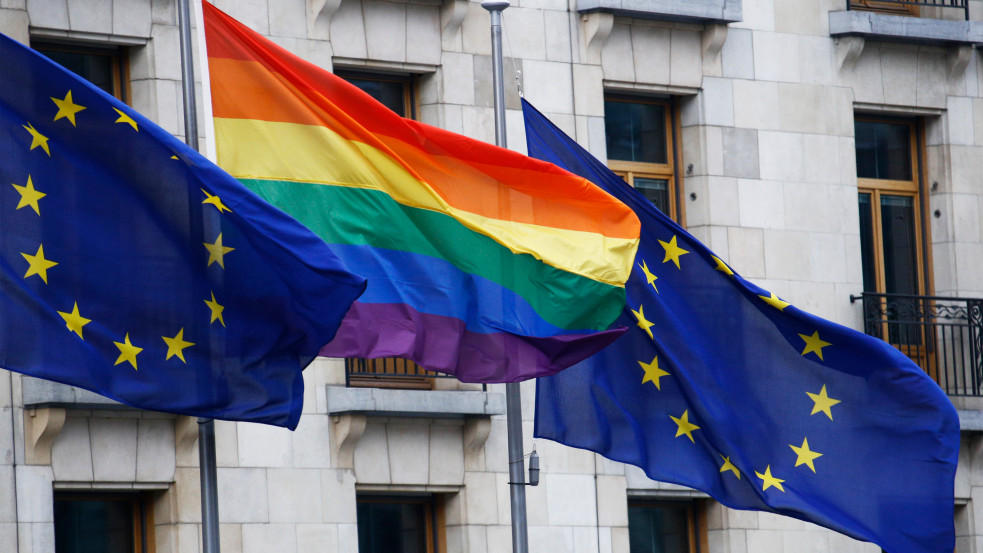 Nekimentek a magyar alaptörvénynek: homoszexuálisok örökbefogadásáért és nemváltásért emelt szót az Európa Tanács