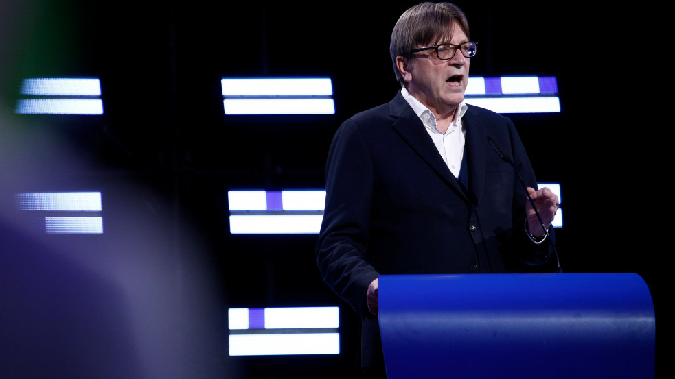 Verhofstadt szerint jobb lenne, ha Orbán Európán kívül, Zelenszkij pedig belül lenne