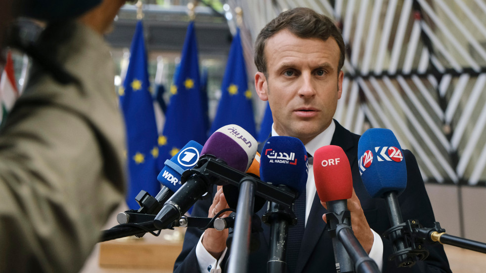 „Mi nem állunk háborúban Oroszországgal” – Macron finoman beszólt a Putyint mészárosnak nevező Bidennek 