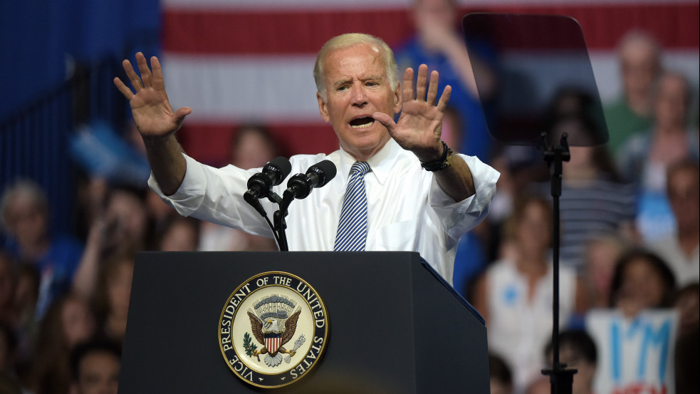 Akármennyire is szeretné, nem dobhatja ki Trump "Maradj Mexikóban" politikáját Biden