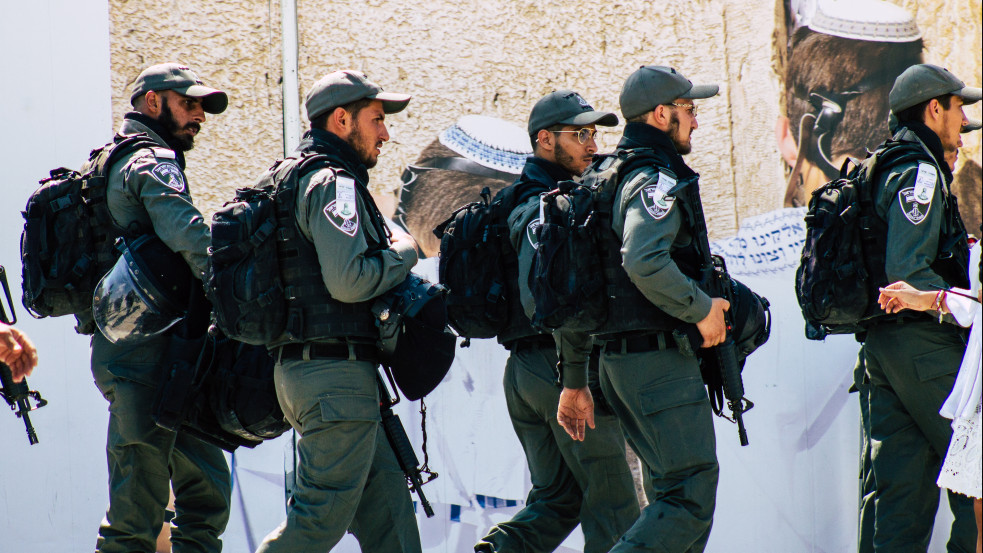 Terrortámadás Jeruzsálemben: két rendőrt megkéselt egy palesztin merénylő - az elkövetőt lelőtték