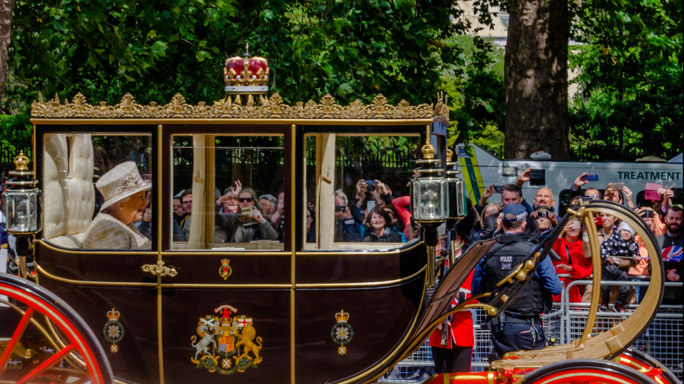 Töretlen a népszerűsége Erzsébet királynőnek a britek körében