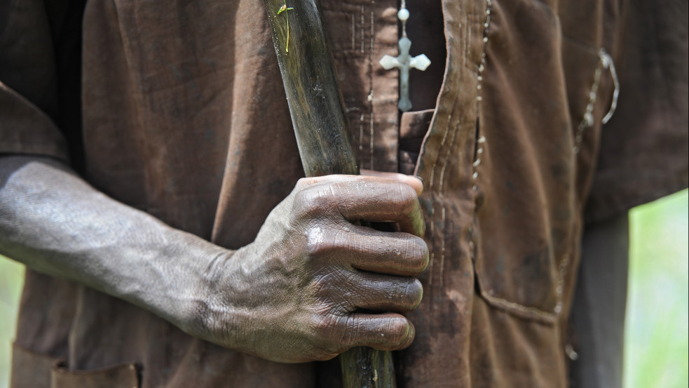 (18+) Saját családja verte agyon a mecsetvezetőből keresztény pásztorrá lett ugandai férfit
