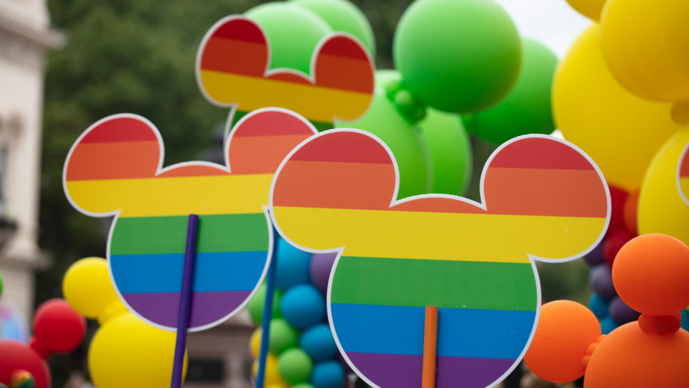 Négyéves keresztény fiút köteleztek Pride-felvonulásra Angliában, az anya perel
