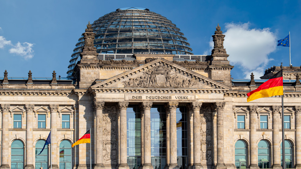 Karszalagokkal jelezték a német parlamenti képviselők Covid-státuszát